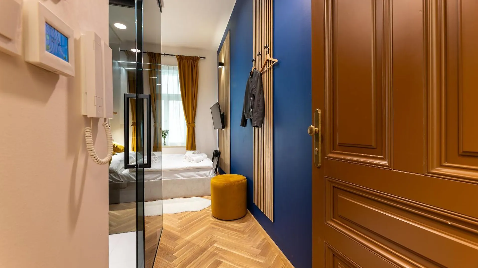 Modern Urban Room In The City Center Of Praga República Checa