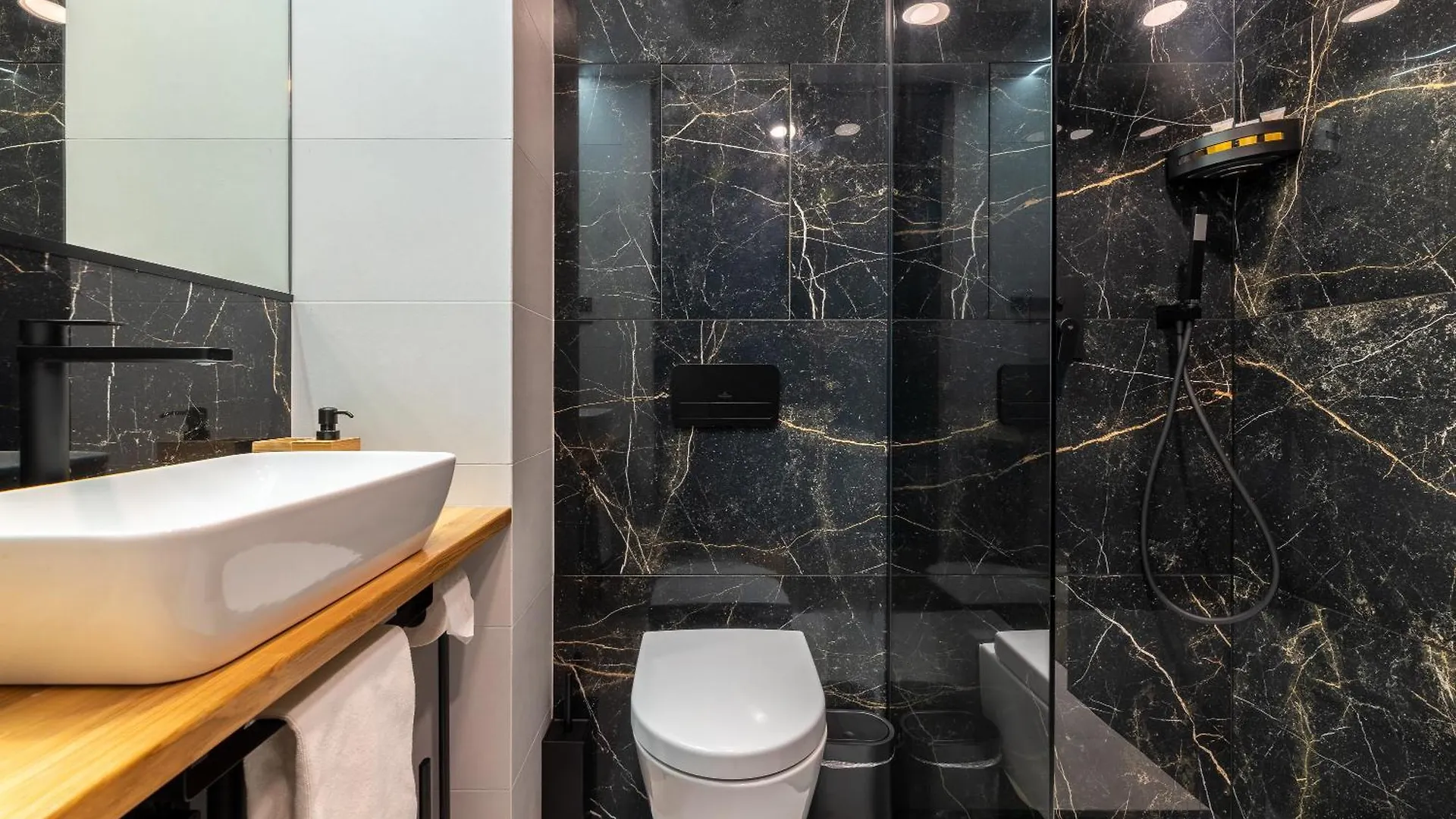 Modern Urban Room In The City Center Of Praga Apartamento